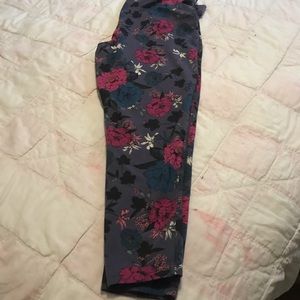Simplified flower knit leggings
